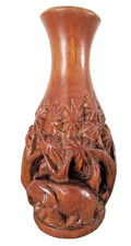 Petit vase en bois sculpté