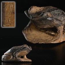 Grenouille sculptée sur bois