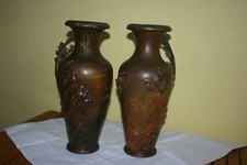 2 vases en regule signé