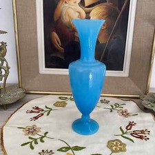 Petit vase en opaline bleu