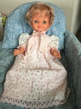 poupée poupon Bella Benjamin de 1974 en tenue de baptême d'origine et couffin