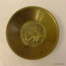 Coupelle publicitaire robinetterie Queroy, femme prenant sa douche, diam. 8,9cm