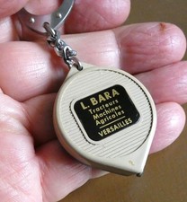 Ancien porte clé mètre L. Bara Tracteurs Machines Agricoles Versailles Années 60