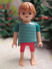 Homme short chambre maison