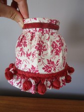 Abat jour en tissus à fleurs style toile de jouy volant pompons rouges