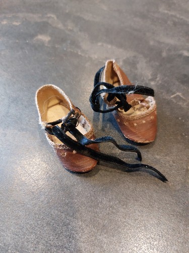 Chaussures poupée ancienne