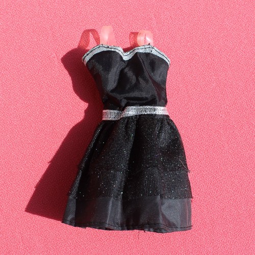 Petite robe noire pour poupée