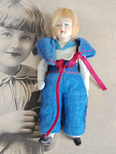 Poupée miniature toute - , en