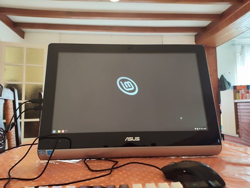 Bureau tout en - bureau, un
