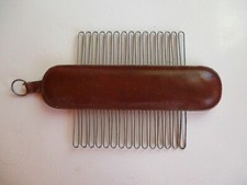 Cintre à cravates ancien en cuir et métal porte cravate