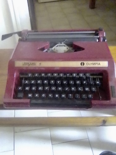 Machine écrire olympia - à,