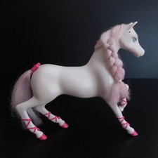Cheval Barbie figurine statue