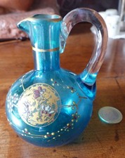 Une jolie petite verrerie bleue, petit pichet, décor floral, défaut à l'anse