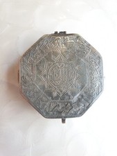 Amulette en argent repoussé |