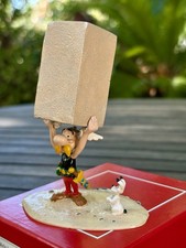 PIXI ASTÉRIX LEVANT UN BLOC DE PIERRE AVEC IDEFIX