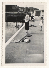 Pêche, cane femme port - Photo vintage snapshot 1954