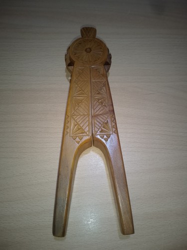 Casse noix bois sculpté - en,