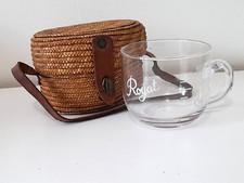 ancien verre tasse doseur de curiste Royat avec porte verre en osier tressé