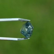 Saphir bleu brut de Madagascar