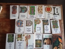 lot 17 ELLIS PETERS ( frère Cadfael ) vierge dans la glace  capuchon du moine..