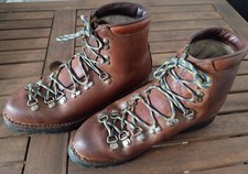 anciennes chaussures de montagne en cuir 