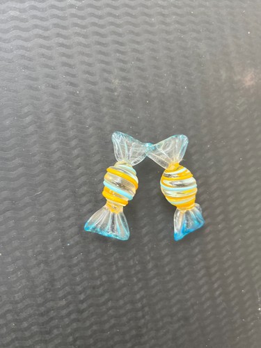 Deux bonbons décoratifs - , en