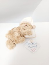 Peluche/Doudou Petit Ours Beige Allongé Coussin Bonnet Blanc Crème 21cm Bukowski