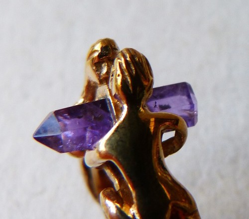 Bague avec personnages - , et