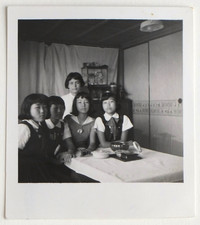 Filles ado, écolières japonaises maison intérieur - Photo vintage snapshot Japon