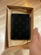 Couverture Passeport Louis Vuitton Monogram Éclipse Bon État 