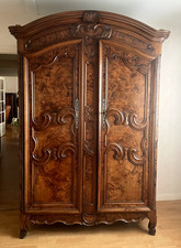 Vielle Grande Armoire Bressanne du 19ème siècle en très bon état.