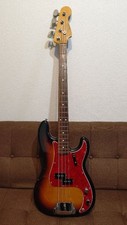 []Fender Precision Bass