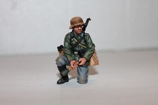 King And Country WS 288 soldat Allemand accroupi dégoupillant une grenade