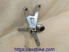 platine repose-pied arriere droite pour Yamaha FZ 750  de 1987 a 1991 (2MG)