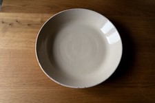 Plat rond en faience blanche