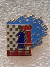 pin's FFE Fédération Française d'Echecs jeu échiquier la tour pion roi fou dame