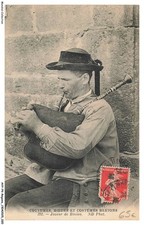 AVYP6-0340-REGIONS - Coutumes - Moeurs et costumes bretons - Joueur de biniou