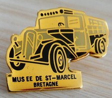 PIN'S CAMION ANCIEN CITROEN CALANDRE TRACTION MUSEE ST MARCEL BRETAGNE VARIANTE