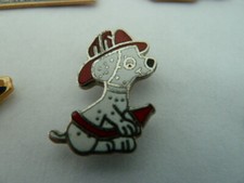 PIN'S   CHIOT DALMATIEN  POMPIER  /   RARE  
