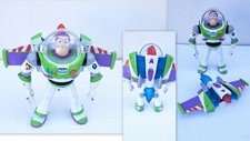 FIGURINE TOY STORY BUZZ L'ECLAIR TURBO SUPER FUSEE 32CM PARLANTE,SONORE,LUMINEUX