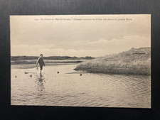 CPA; La chasse en Baie de Somme, Chasseur relevant un Gibier tué devant Hutte