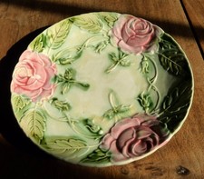 Assiette en barbotine ancien décor de roses/Boutons/feuilles Onnaing fond vert/2