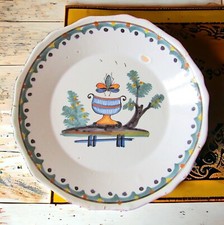 Nevers. Assiette en faïence