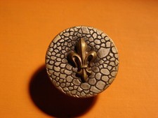 UN BOUTON DE MANCHETTE. FLEUR DE LYS.