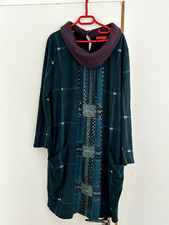 Robe femme  colle rouler  longue M...  2 poches  sur un fond vert  demis saison 