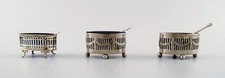 Trois salières danoises en argent avec inserts en verre bleu et cuillères à sel.