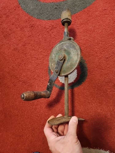 Ancienne chignole main - à,