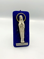 Vierge ND de Lourdes en étain 88% ciselé main sur socle au fond bleu velours