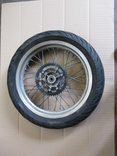Roue arrière avec - , pneu