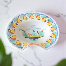 Nevers. Plat à barbe en faïence à décor d'un chasseur, deb XIXe siècle